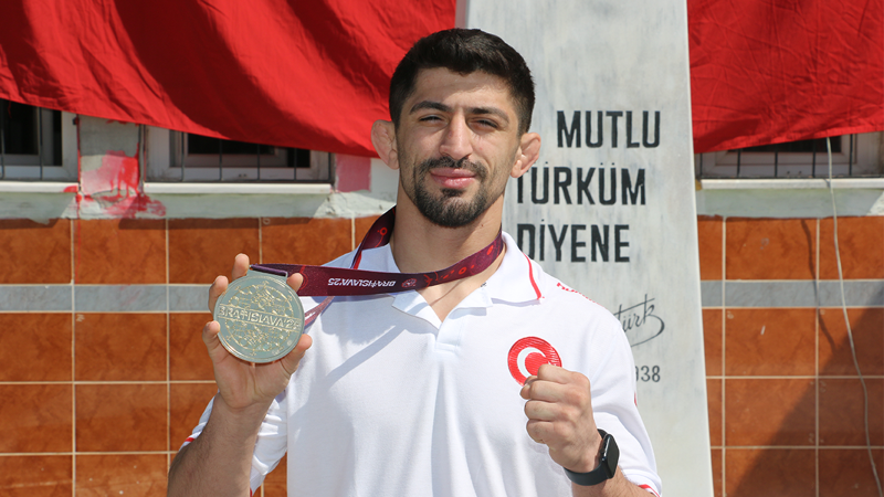Avrupa şampiyonu milli güreşçi coşkuyla karşılandı