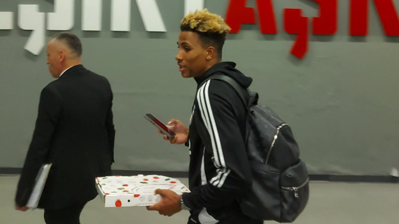 Gedson Fernandes soyunma odasından pizzayla çıktı