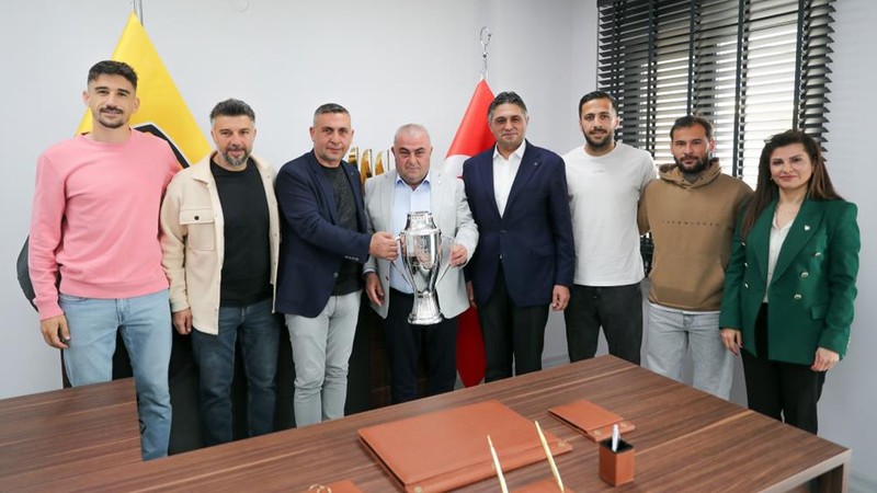 Aliağa Futbol şampiyonluk kupasını aldı
