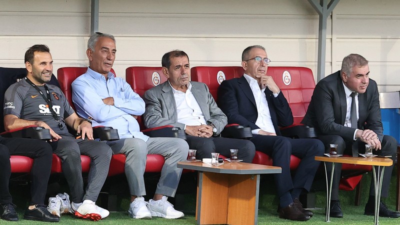 Dursun Özbek ve Okan Buruk'tan futbolculara: Transfer dedikodularına kulak asmayın