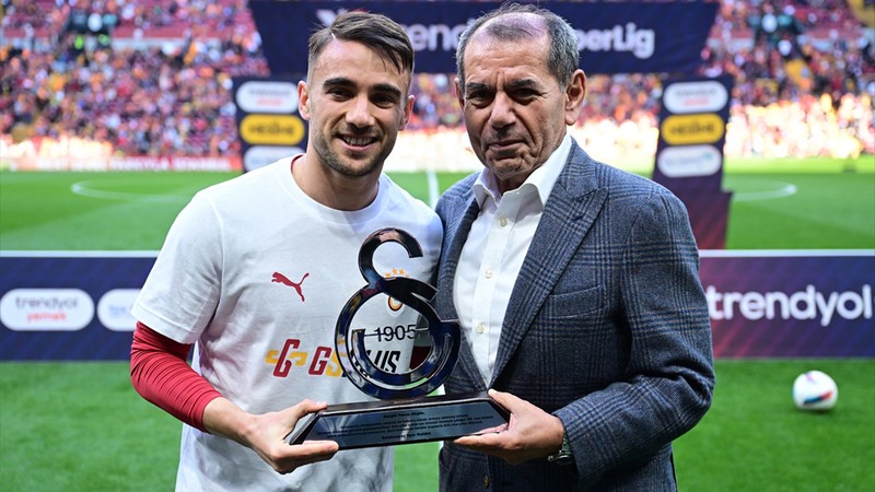 Yunus Akgün'e 100. maç plaketi verildi