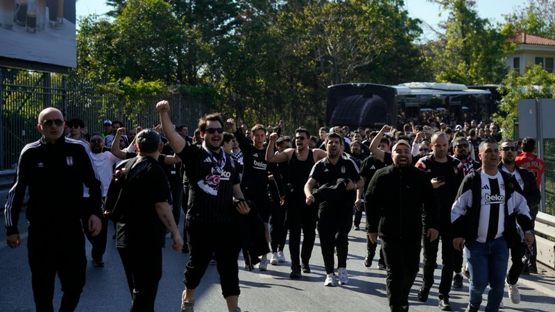 Beşiktaş taraftarı stada geldi