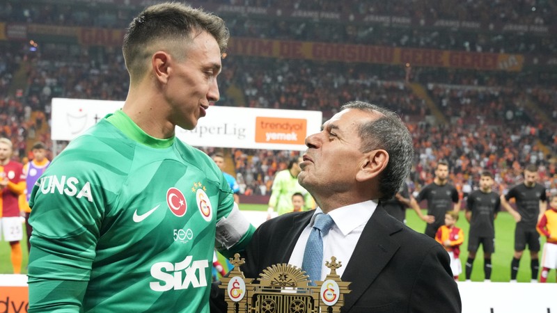 Dursun Özbek ve yönetimden Muslera'ya 19 kupa jesti