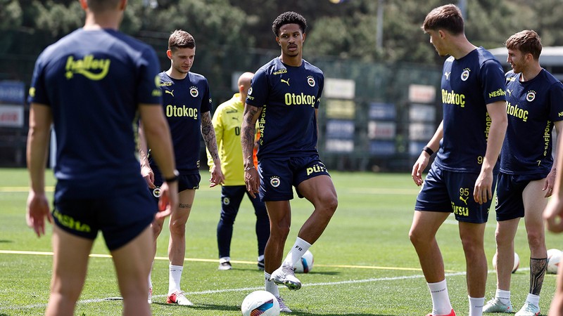 Fenerbahçe'de Jayden Oosterwolde takımla çalıştı