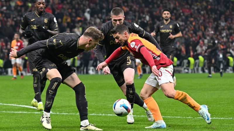 Galatasaray Trabzonspor eşiğini atlatırsa hem şampiyon olacak hem Türkiye Kupası kaldıracak