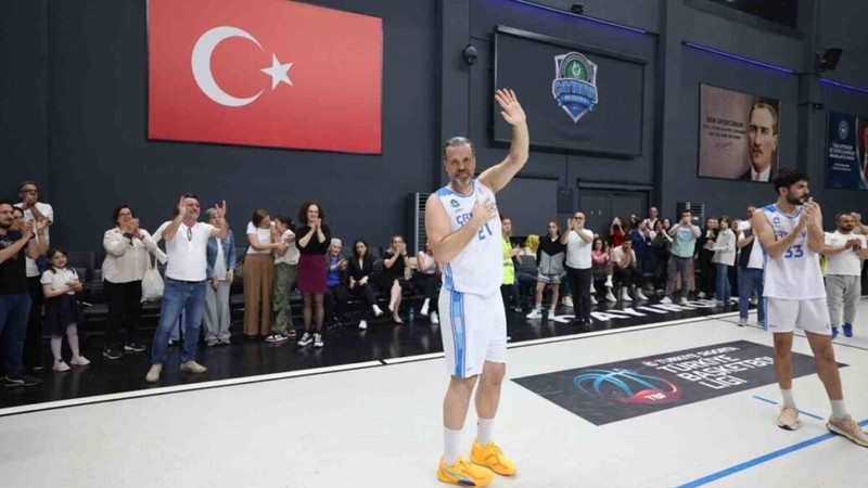 Türk basketbolunun efsanelerinden Oğuz Savaş kariyerini noktaladı