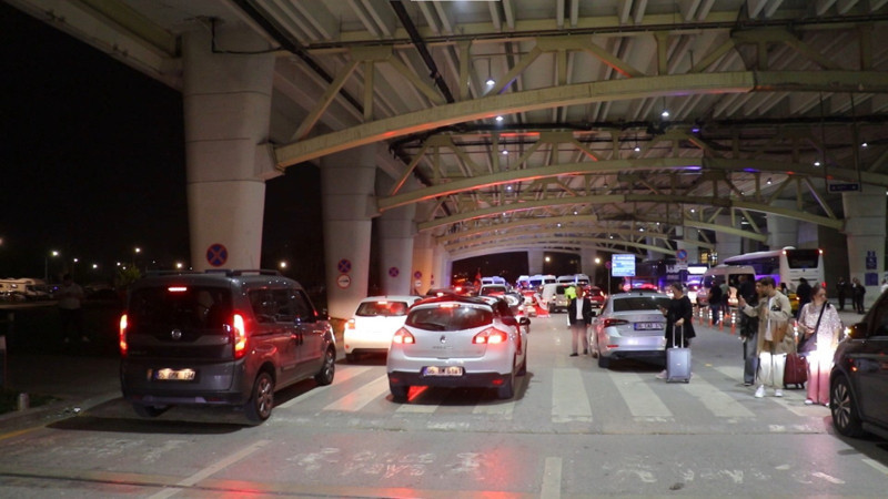 Gençlerbirliği taraftarı Süper Lig'e çıkan takımını havaalanında karşıladı