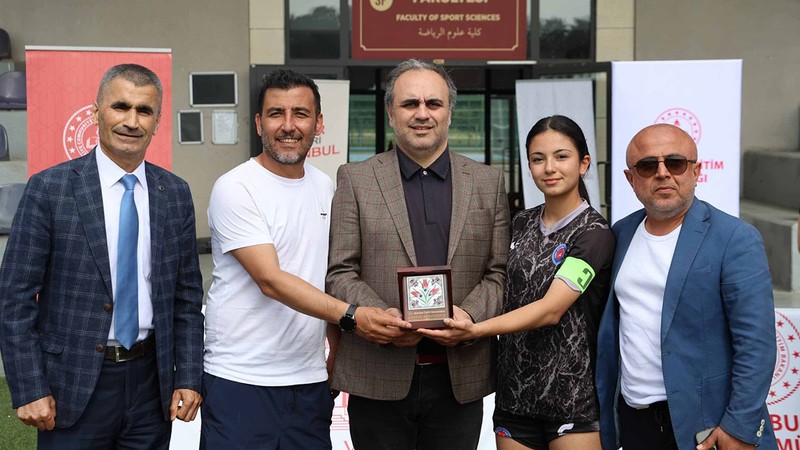 Ural Aküzüm: Türkiye'de kadın futbolunu tabana yaymak gerekiyor