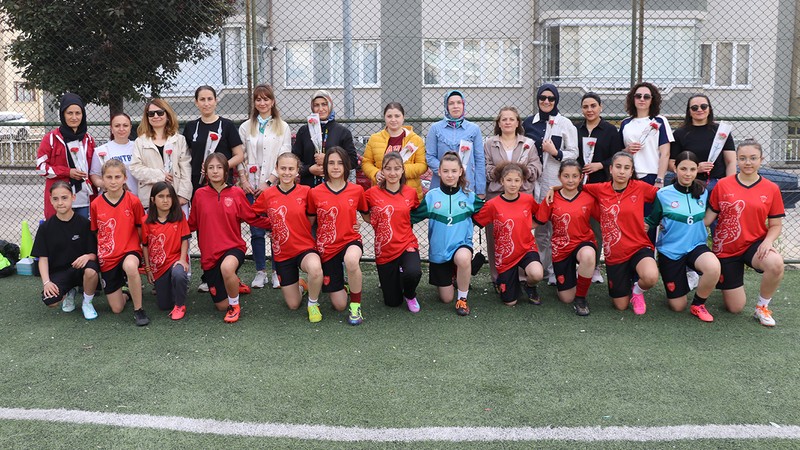 Amasya'da kadın futbolcular, antrenmanda annelerinin Anneler Günü'nü kutladı