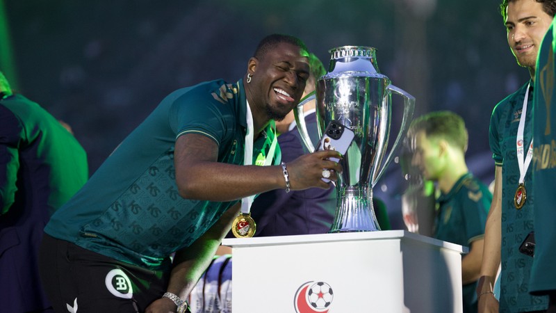 Süper Lig'e yükselen Kocaelispor, şampiyonluk kupasını aldı