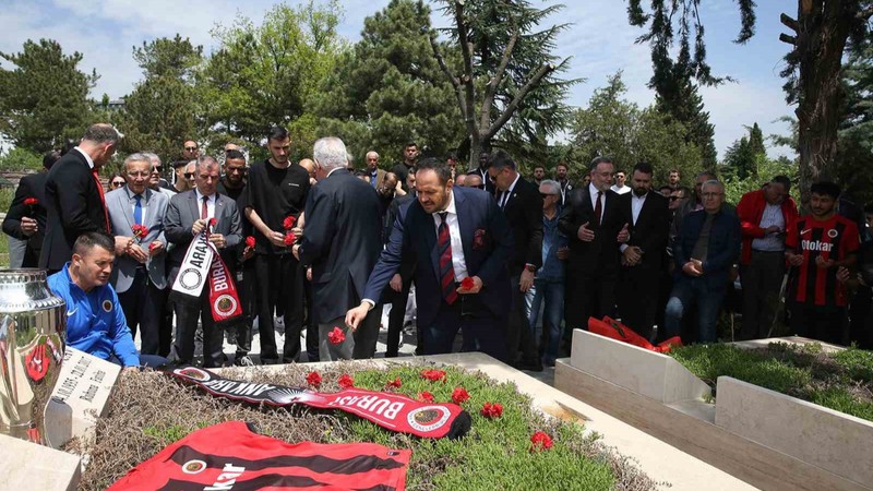 Gençlerbirliği camiası efsane başkanı İlhan Cavcav’ın mezarını ziyaret etti