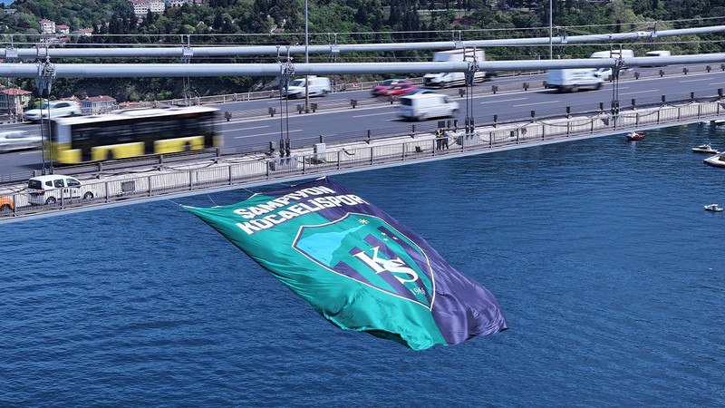 Kocaelispor bayrağı İstanbul Boğazı’nda dalgalandı