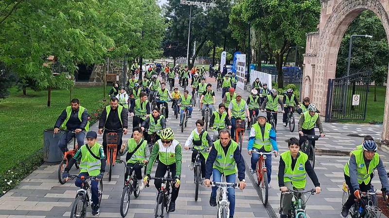 Trafikte farkındalık için her yaştan sporseverin katılımıyla bisiklet turu düzenlendi