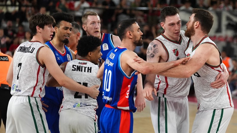 Anadolu Efes'e yenilen Karşıyaka play-in şansını kaybetti