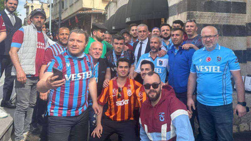 İbrahim Hacıosmanoğlu, Galatasaray ve Trabzonspor taraftarıyla horon tepti