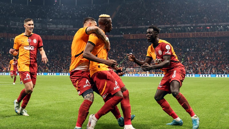 Osimhen önce iki kupa kaldıracak sonra transfer görüşmesi yapacak