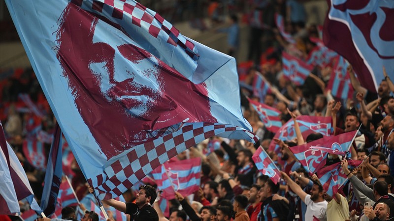 Trabzonspor tribünleri yönetimi istifaya davet etti