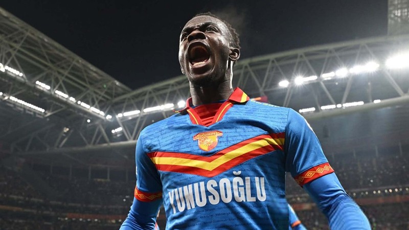 Göztepe'de Dennis, Almanya'da gözde