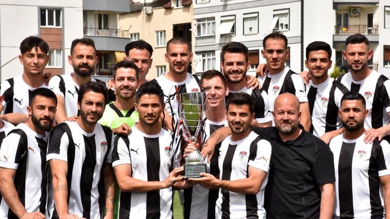 Süper Amatör Lig'de şampiyon olan Manisaspor kupasını aldı