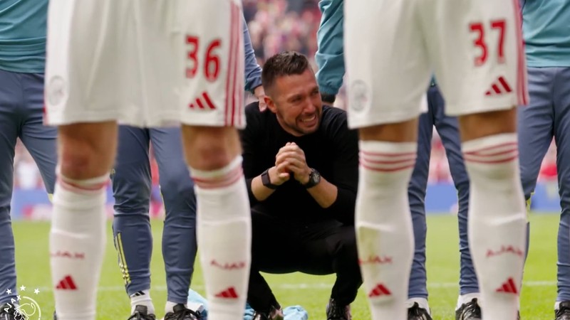Ajax'la şampiyonluğu kaybeden Francesco Farioli, gözyaşlarına boğuldu