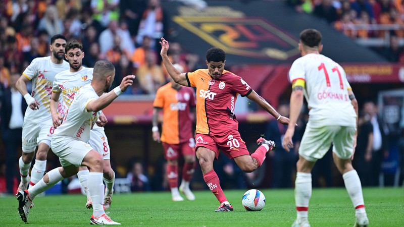 Galatasaray'da Gabriel Sara cezalı duruma düştü
