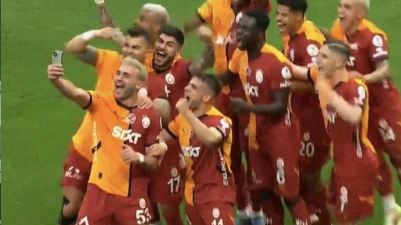 Gol sonrası Barış Alper Yılmaz'dan şampiyonluk fotoğrafı! Futbolcular selfie pozu verdi