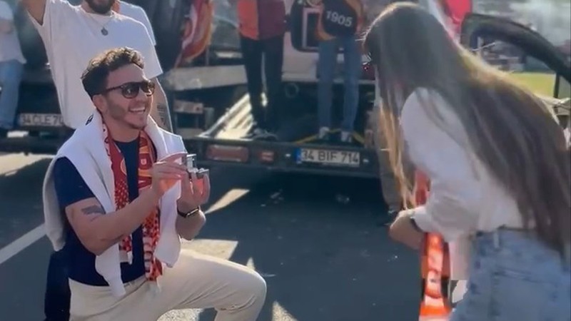 Galatasaray'ın şampiyonluk kutlamalarında evlilik teklifi