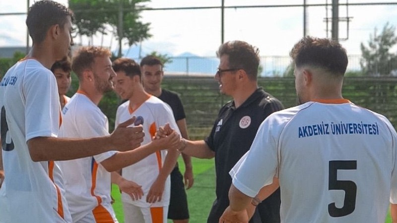 Emre Belözoğlu öğrencilerle sahaya çıktı!