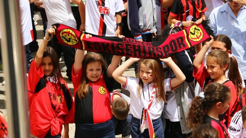 Eskişehirspor'da futbolcular öğrencilerle buluştu