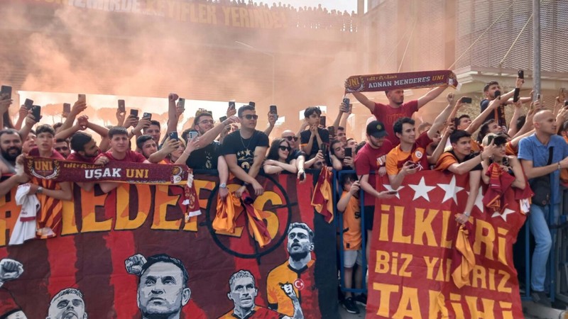 Galatasaray taraftarı takımı İzmir'de coşkuyla karşıladı
