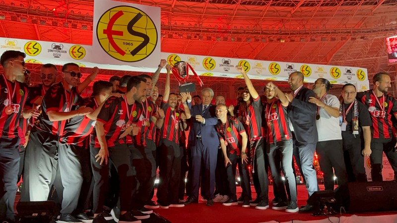Amatör'den yükselen Eskişehirspor, şampiyonluğunu kutladı