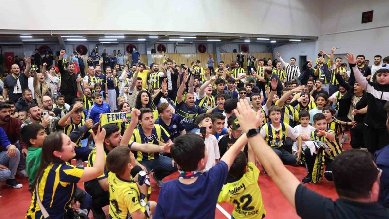Fenerbahçe’nin EuroLeague şampiyonluğu Darıca’da dev ekrana yansıtıldı