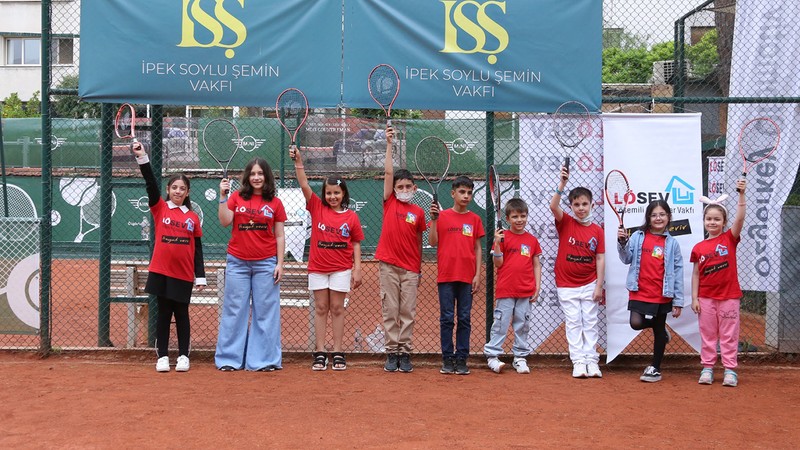 Milli tenisçi İpek Soylu'dan İzmir'de lösemiyi atlatan çocuklara tenis eğitimi