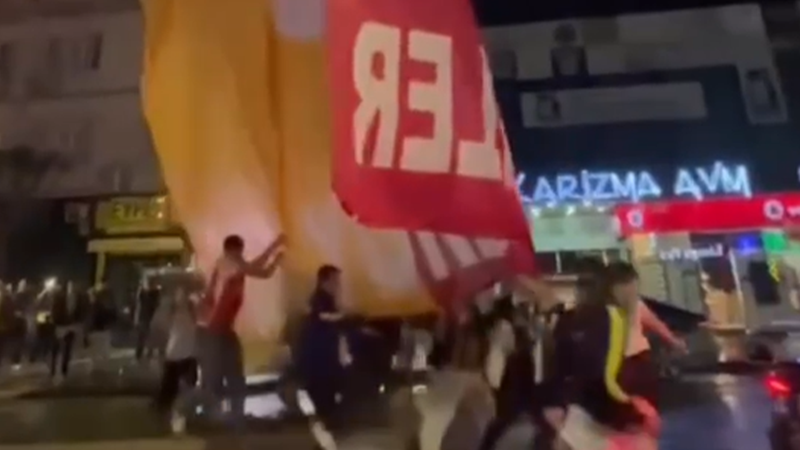 Yalova'da Fenerbahçe taraftarlarından Galatasaray bayraklarına saldırı