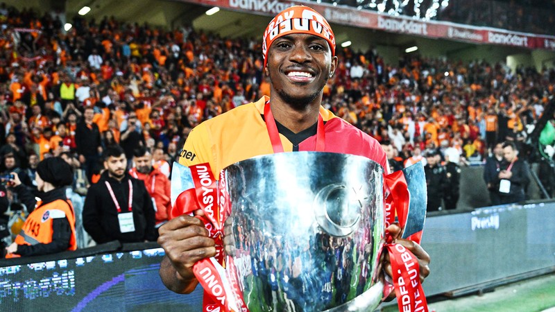 Osimhen'den 3 yıllık imza! Anlaşma sağladığı rakam herkesi şaşırttı