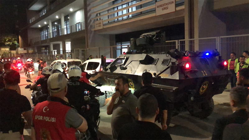 Elazığ’da hakem ve futbolcular zırhlı araçlarla stattan ayrıldı