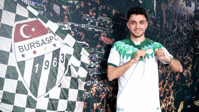 Bursaspor 23 yaşındaki forvetiyle imzaladı