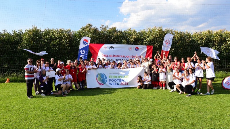 160 özel sporcu İzmir Bayındır’da yeşil sahada buluştu