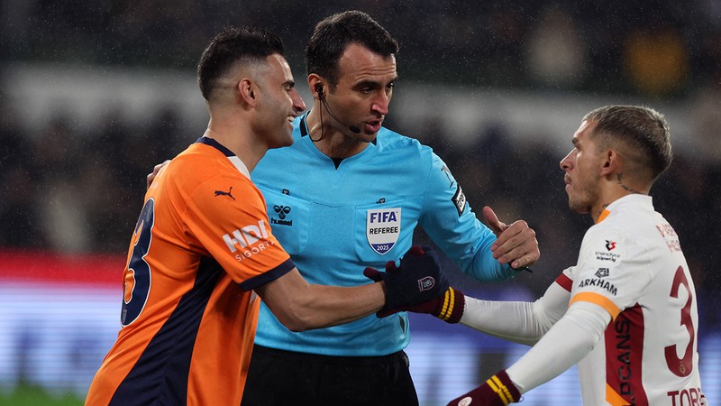 Başakşehir, şampiyon Galatasaray'ı alkışlama kararı aldı!