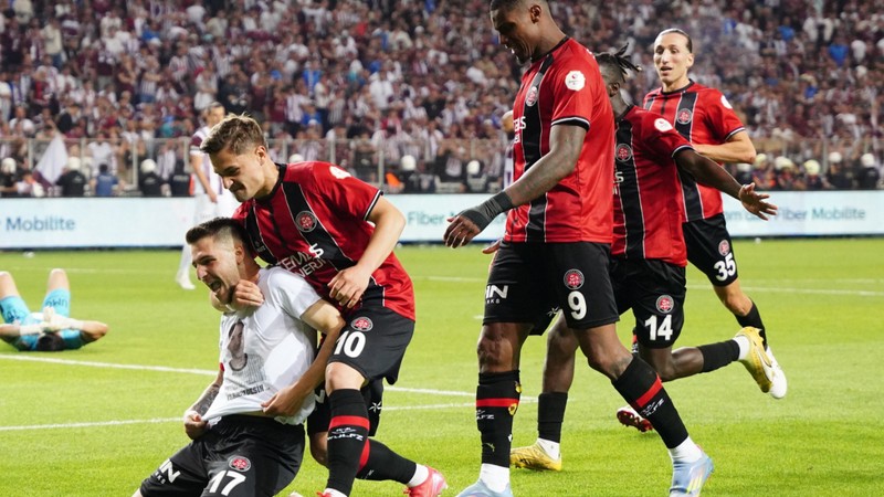 Cumhurbaşkanı Erdoğan, Süper Lig'e çıkan Fatih Karagümrük'ü tebrik etti