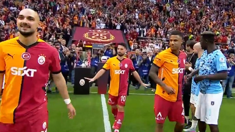Başakşehir'de futbolcular Galatasaray'ı alkışladı