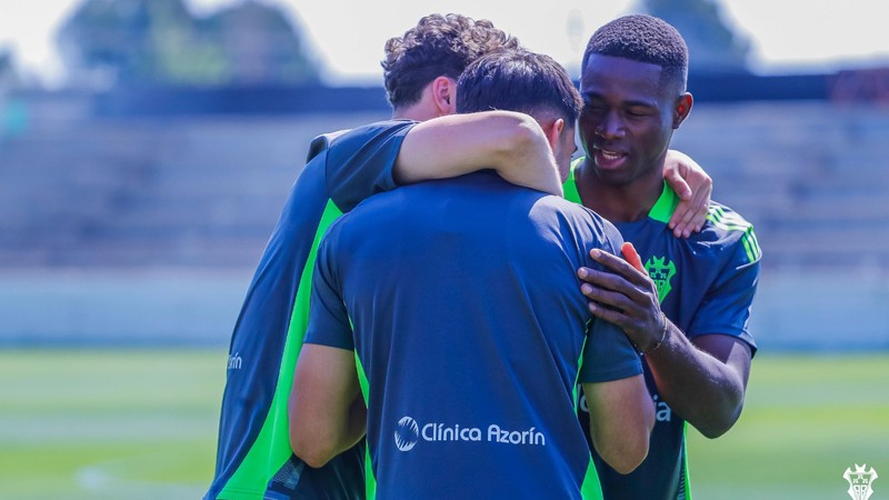 Devin Özek Christian Kofane'yi Leverkusen'e kaptırdı