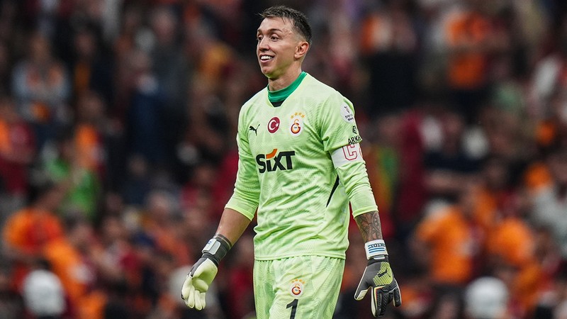 Fernando Muslera, Türkiye'den ayrılarak ülkesine gitti!