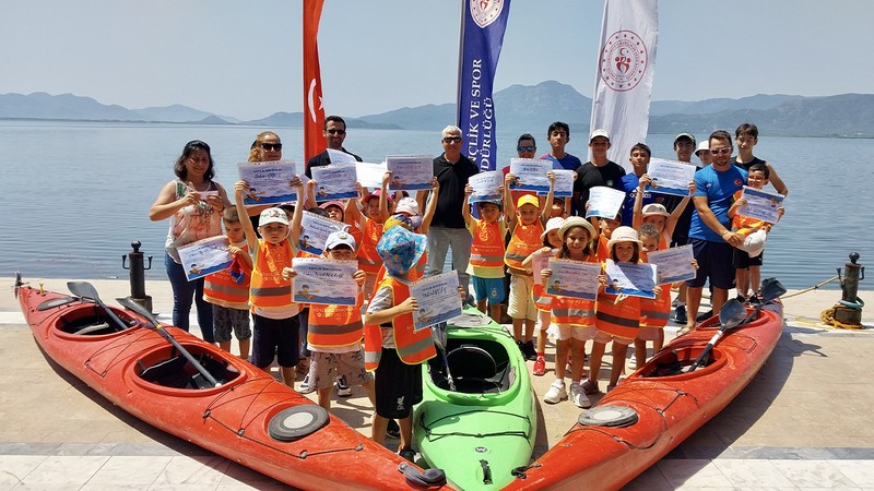 Muğla'da anaokulu öğrencileri kürek çekti