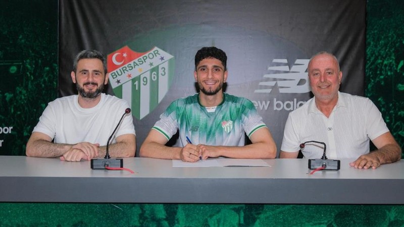 Bursaspor, Emrehan Gedikli'ye imza attırdı