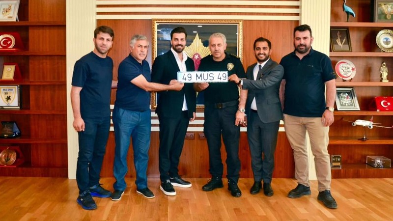 2. Lig'e çıkan Muşspor'a özel plaka hediye edildi