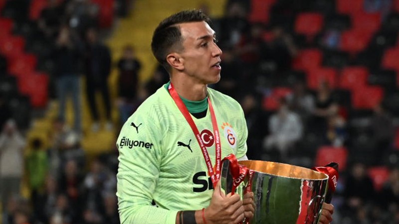 Muslera'nın menajerinden transfer açıklaması! Yeni takımını duyurdu