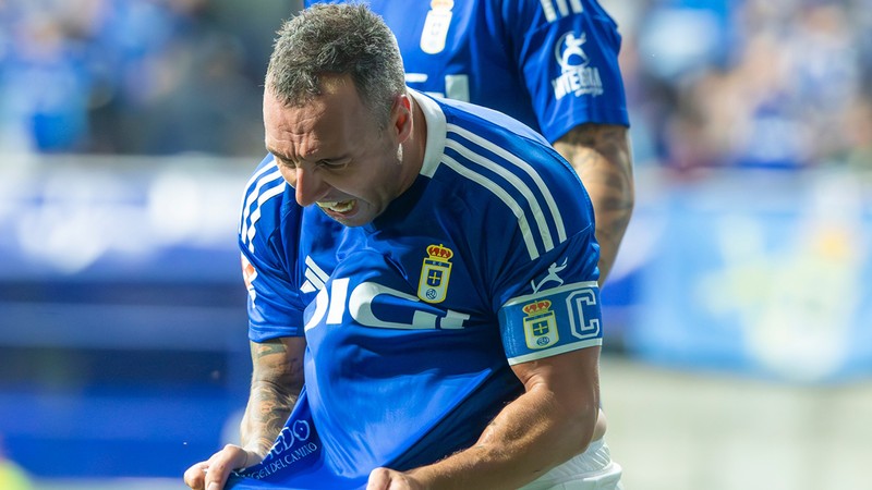Oviedolu Santi Cazorla futbol tarihine sıra dışı hikayesiyle iz bıraktı