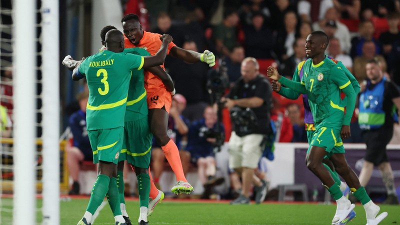 Fenerbahçe, kümeye düşürülen Lyon'dan Senegalli stoper transfer ediyor