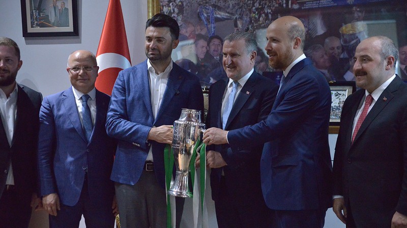 Bakan Bak: Bursaspor'u, Süper Lig'de görmek istiyoruz
